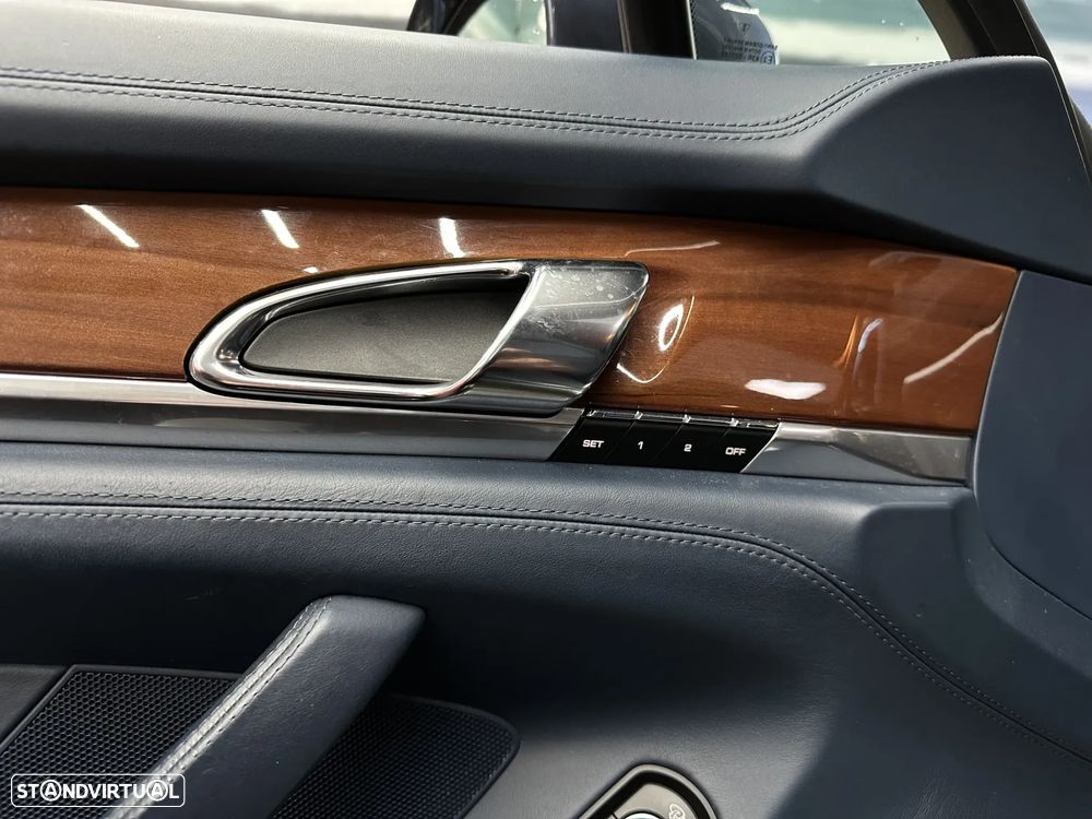 Porsche Panamera Turbo PDK - 35