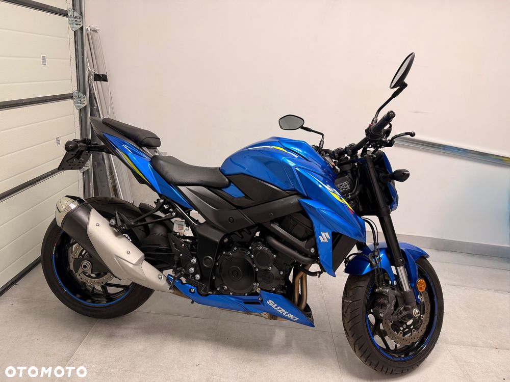 Suzuki GSX - 6