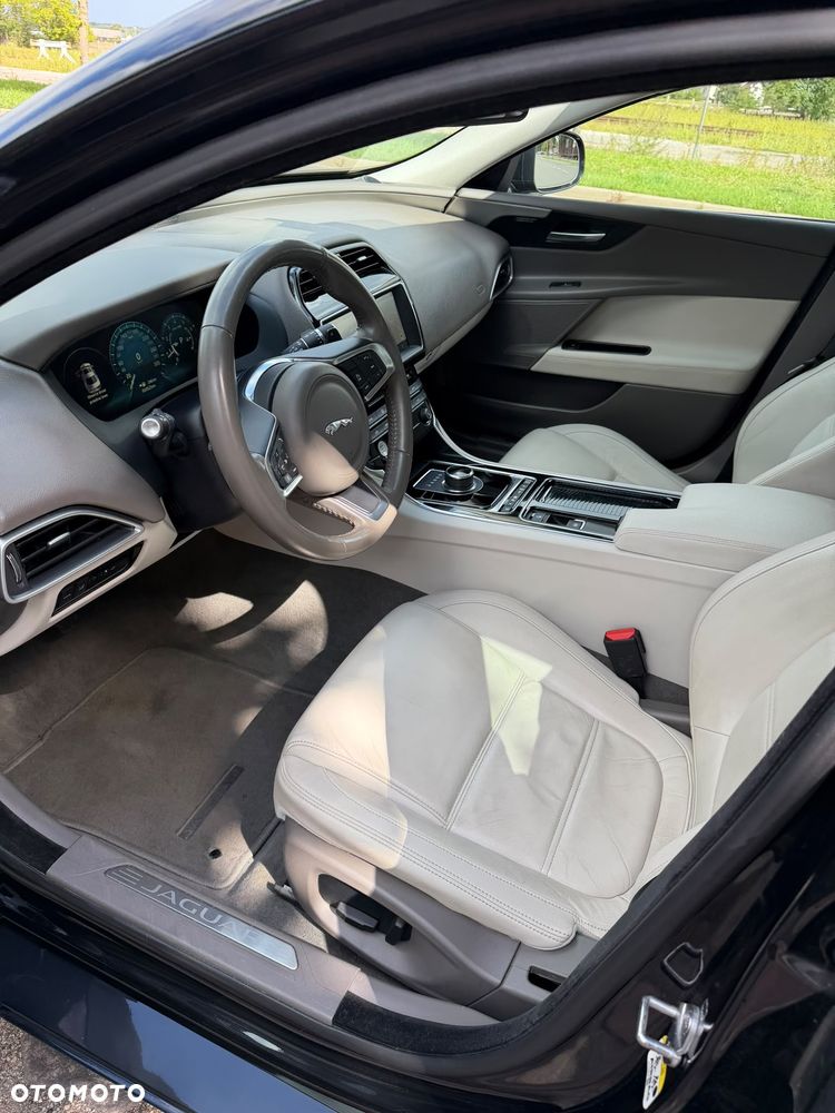 Jaguar XE 2.0 T Prestige - 11