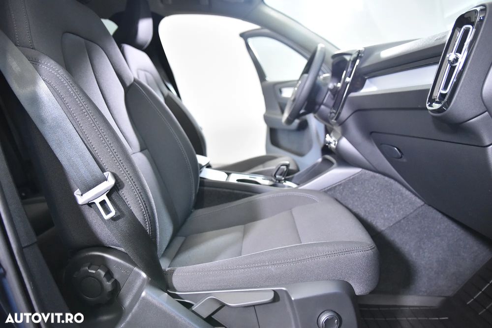 Volvo XC 40 B4 AT8 AWD Mild Hybrid Momentum Pro - 11