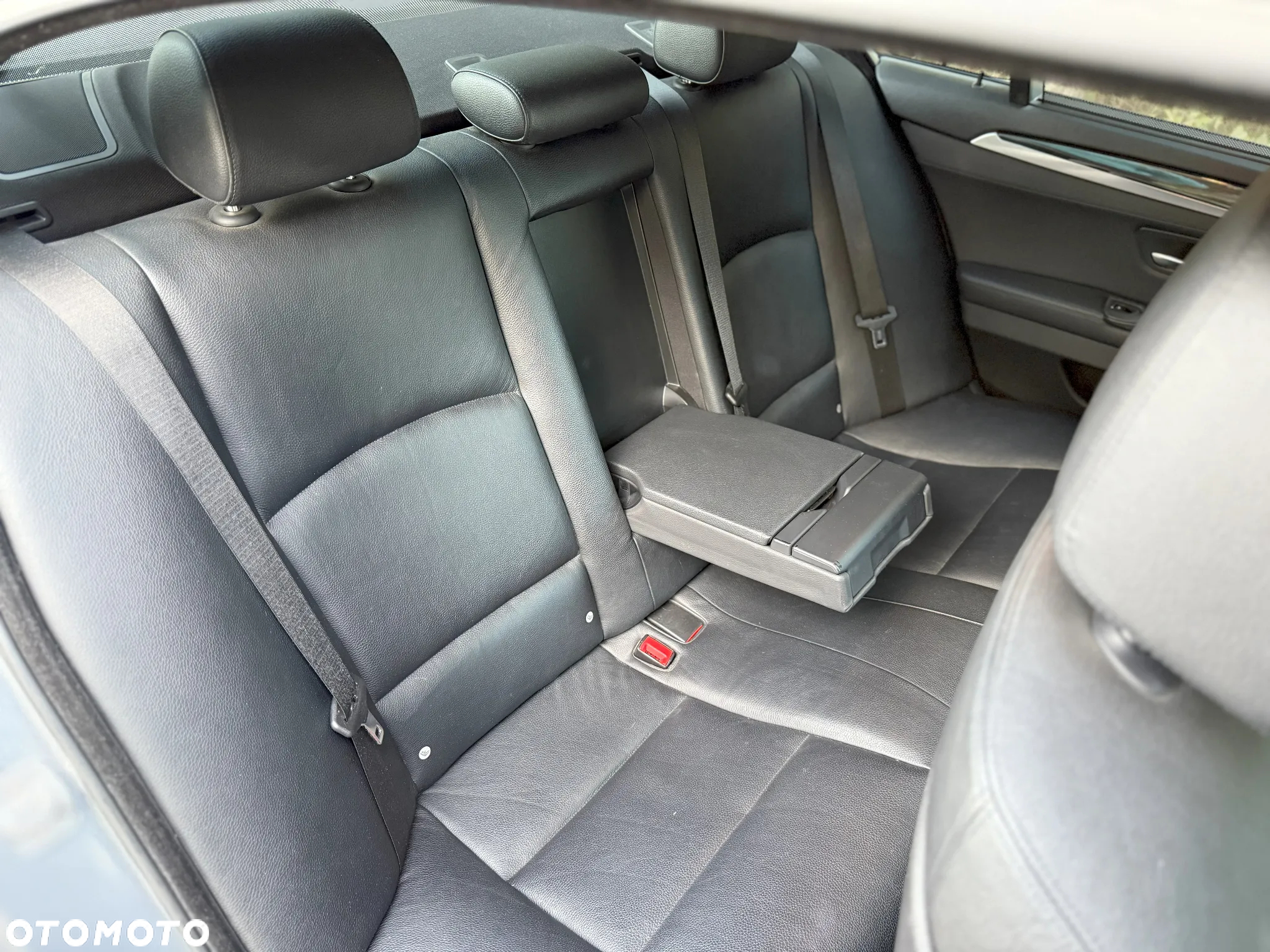 BMW Seria 5 550i - 32