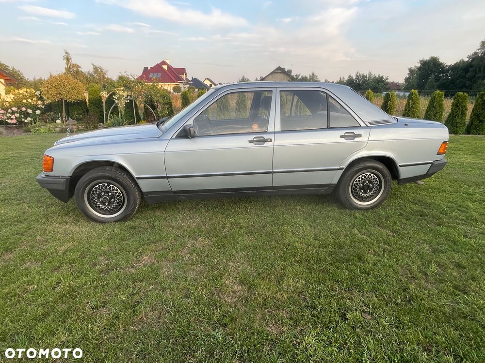 Mercedes-Benz W201 1983 photo 3