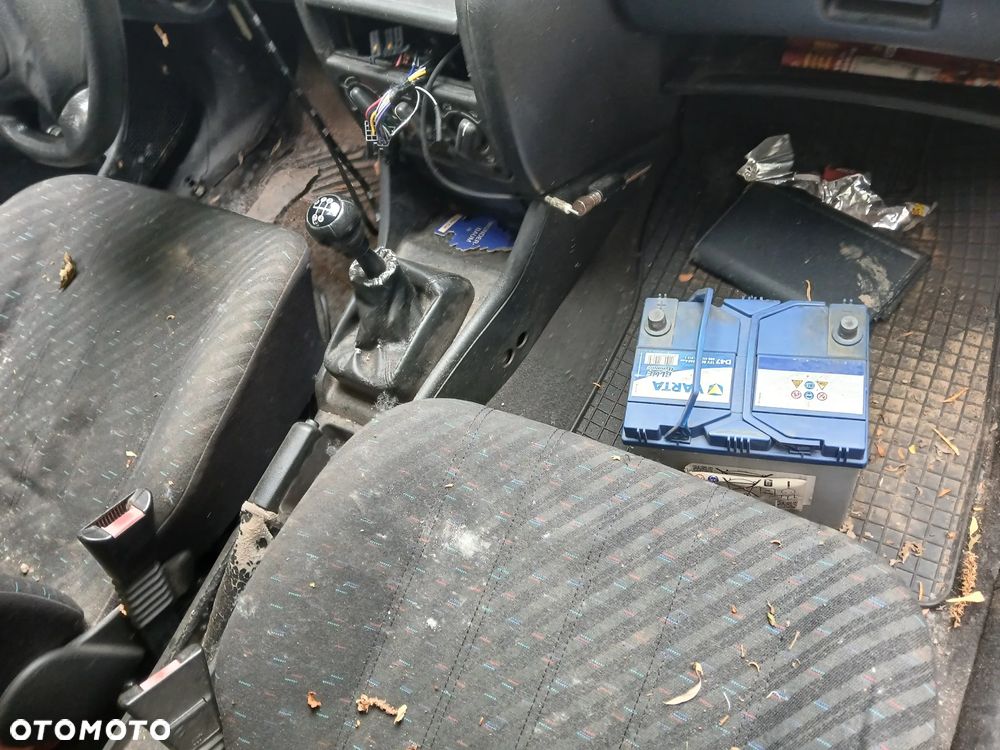 opel astra F  fotel fotele kanapa deska kokpit podsufitka boczek boczki klamka podłokietnik licznik - 4