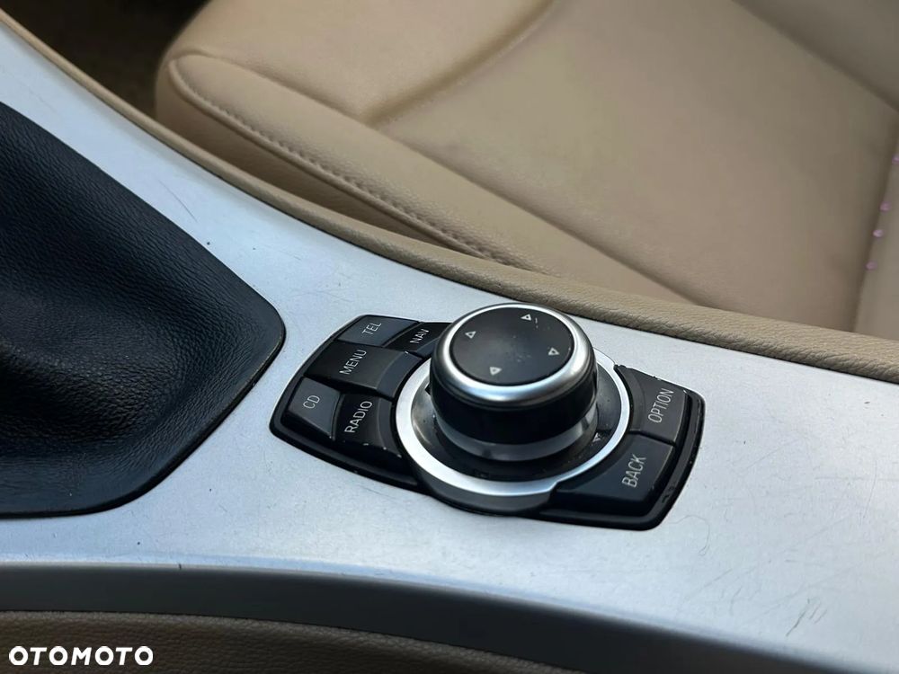 BMW Seria 3 318i Touring - 21