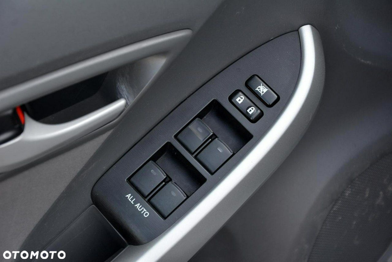 Toyota Prius 1.8 HSD Sol - 33