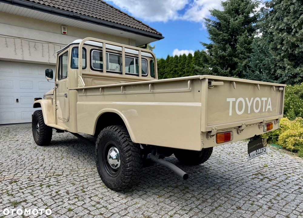 Toyota Land Cruiser - 4