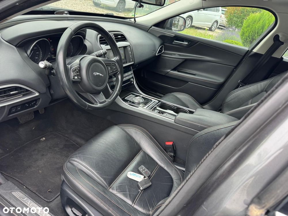 Jaguar XE 2.0 T R-Sport - 8