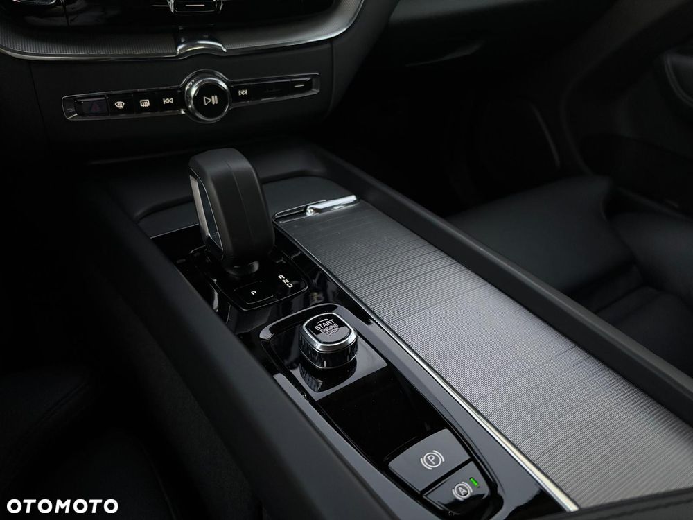 Volvo XC 60 B4 D Plus Dark - 40