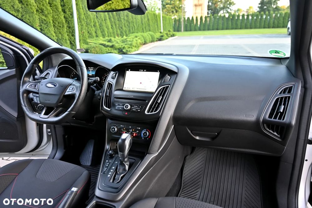 Ford Focus 1.5 EcoBoost ST-Line - 25