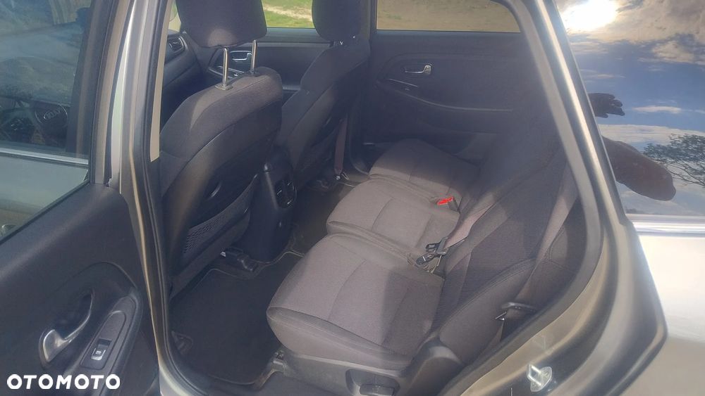 Kia Carens 1.7 CRDi XL 7os - 9