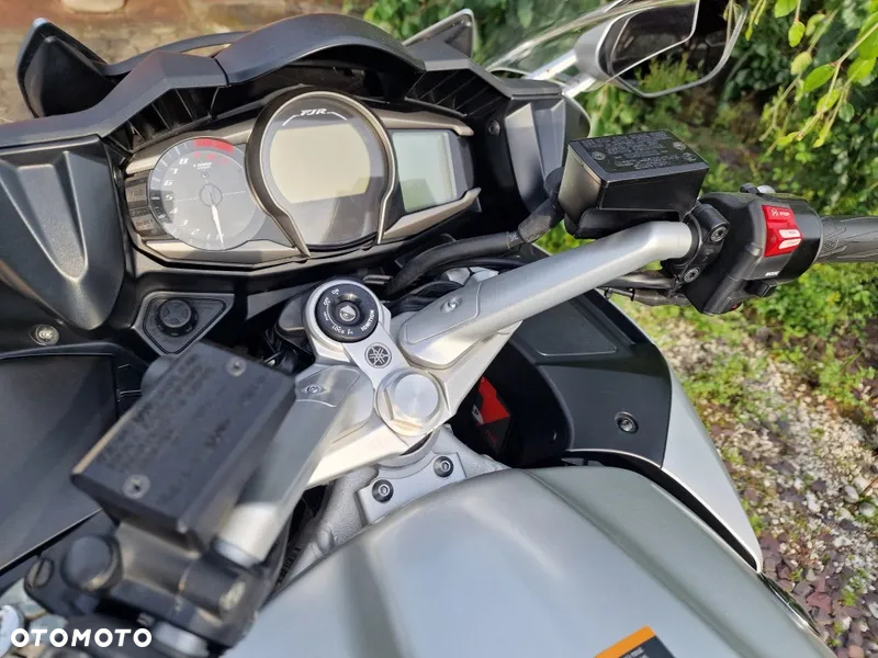 Yamaha FJR - 24