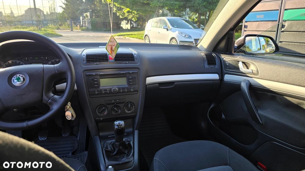 Skoda Octavia 1.6 Ambiente - 11