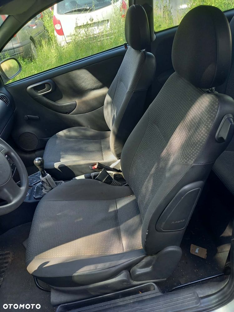 części OPEL CORSA C hatchback 3drzwi 1.0 benzyna 2002r. FOTELE SIEDZENIA kanapa - 1