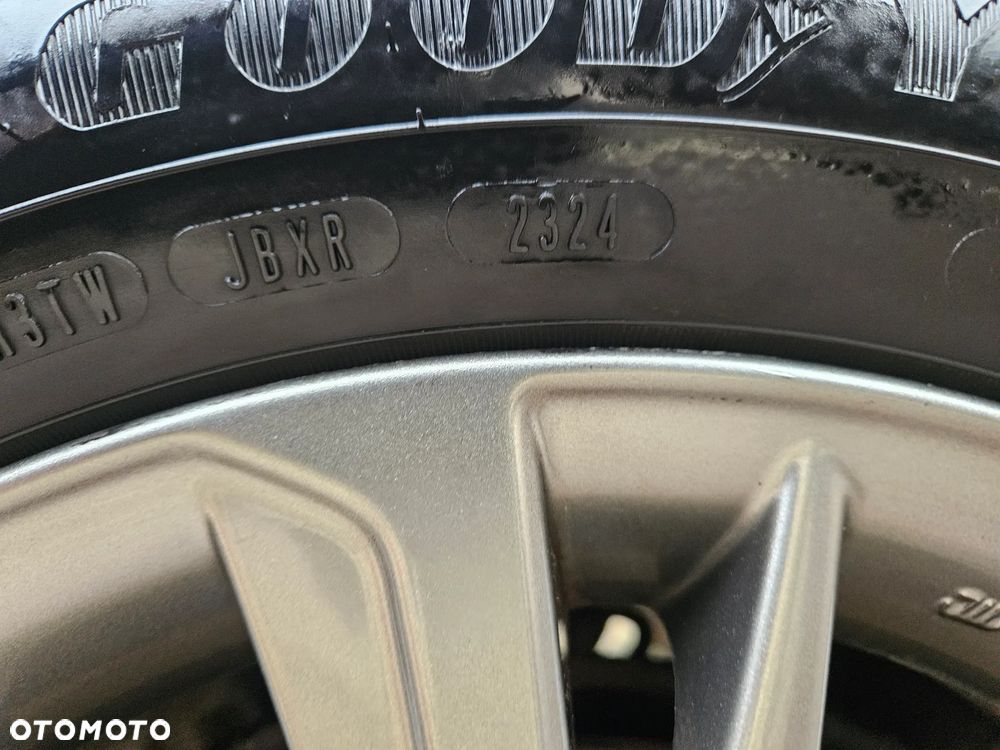 Toyota Yaris Hybrid 100 Selection - 32