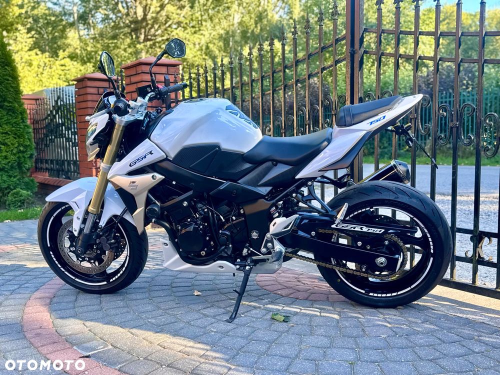 Suzuki GSR - 8