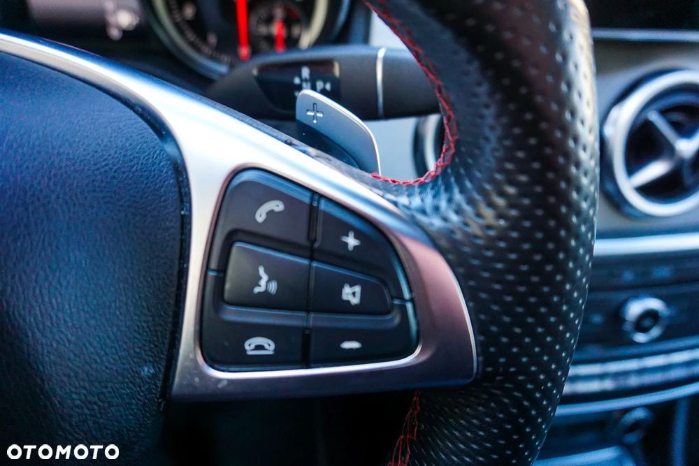 Mercedes-Benz GLA 200 7G-DCT AMG Line - 28