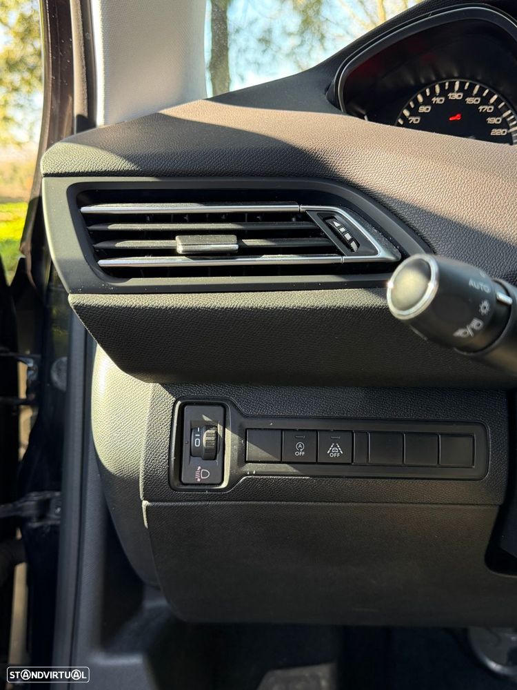 Peugeot 308 1.2 PureTech Allure EAT8 - 24