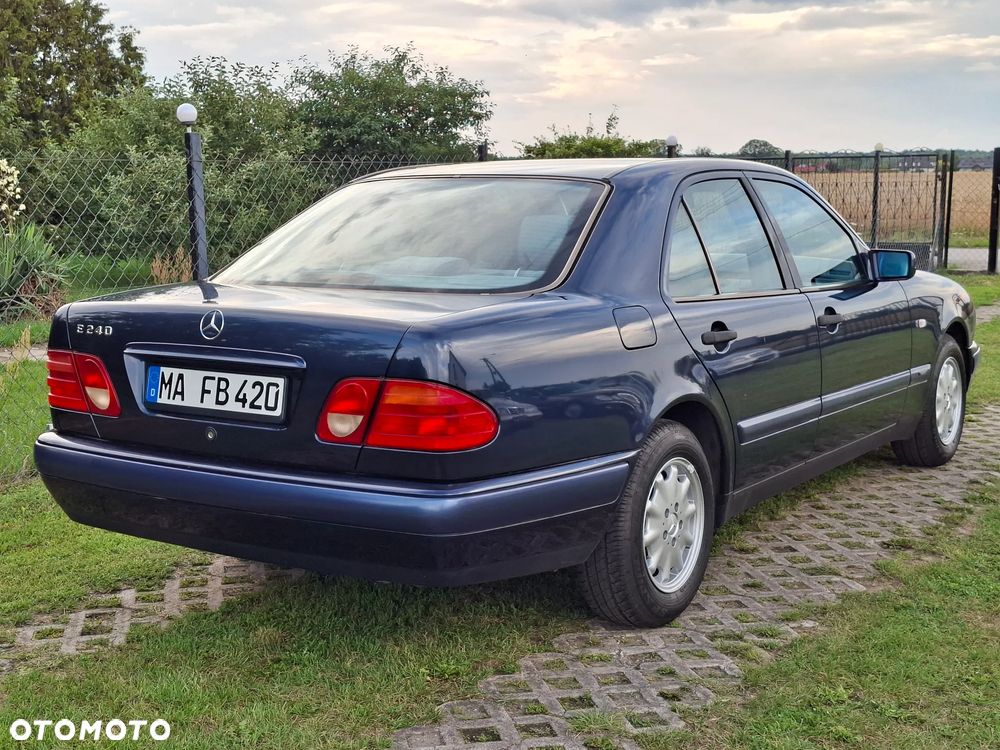 Mercedes-Benz Klasa E 240 Classic - 34