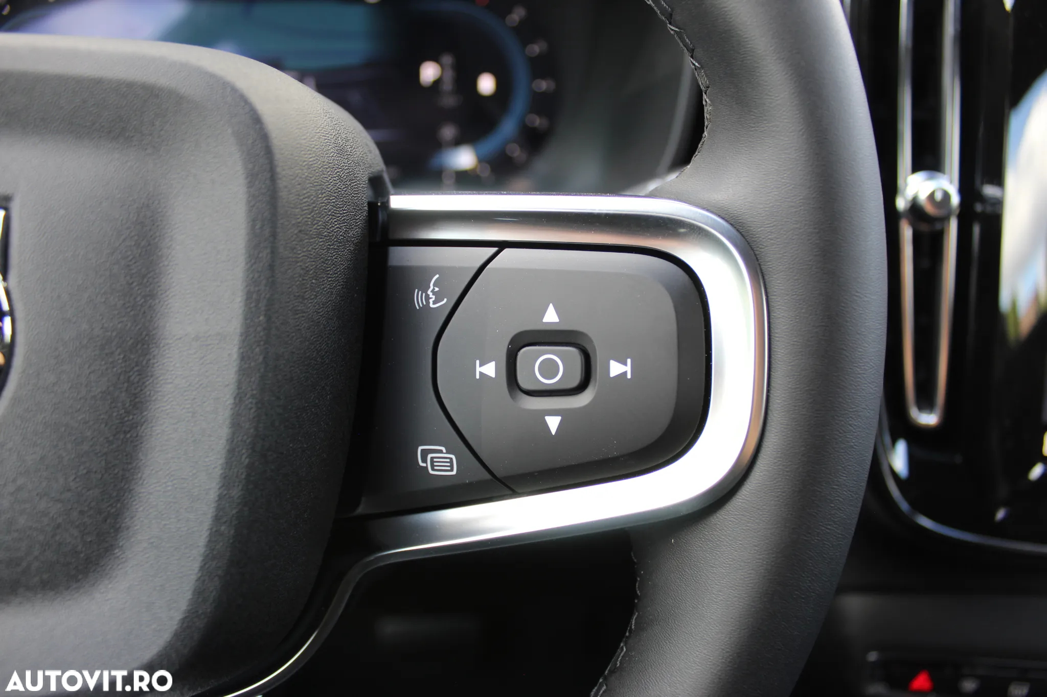 Volvo XC 40 B4 AT FWD MHEV Ultimate Dark - 28