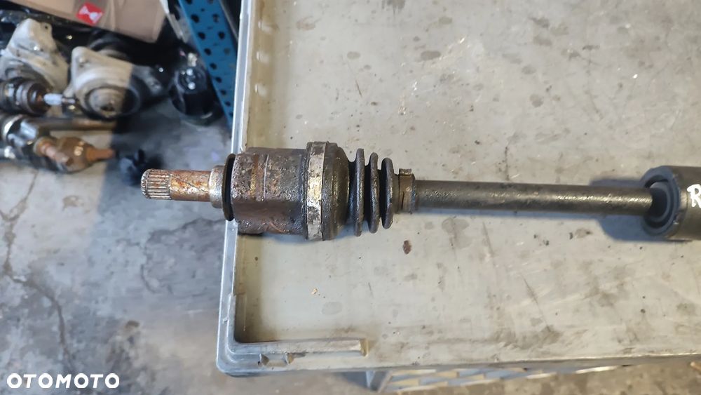 PÓŁOŚ PRAWA PRZÓD OPEL CORSA D  1.2 B - 4