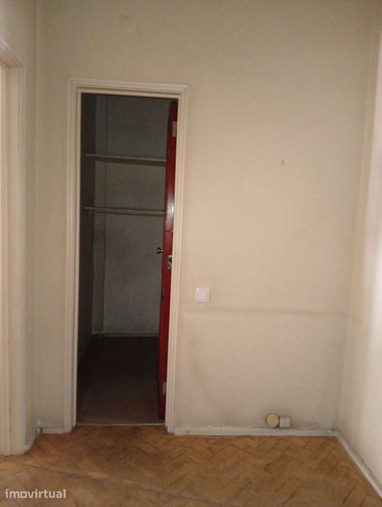Arrenda-se Apartamento T2 - Estrada de Benfica - Grande imagem: 2/13
