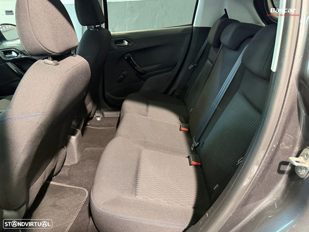 Peugeot 208 1.2 PureTech Signature - 12