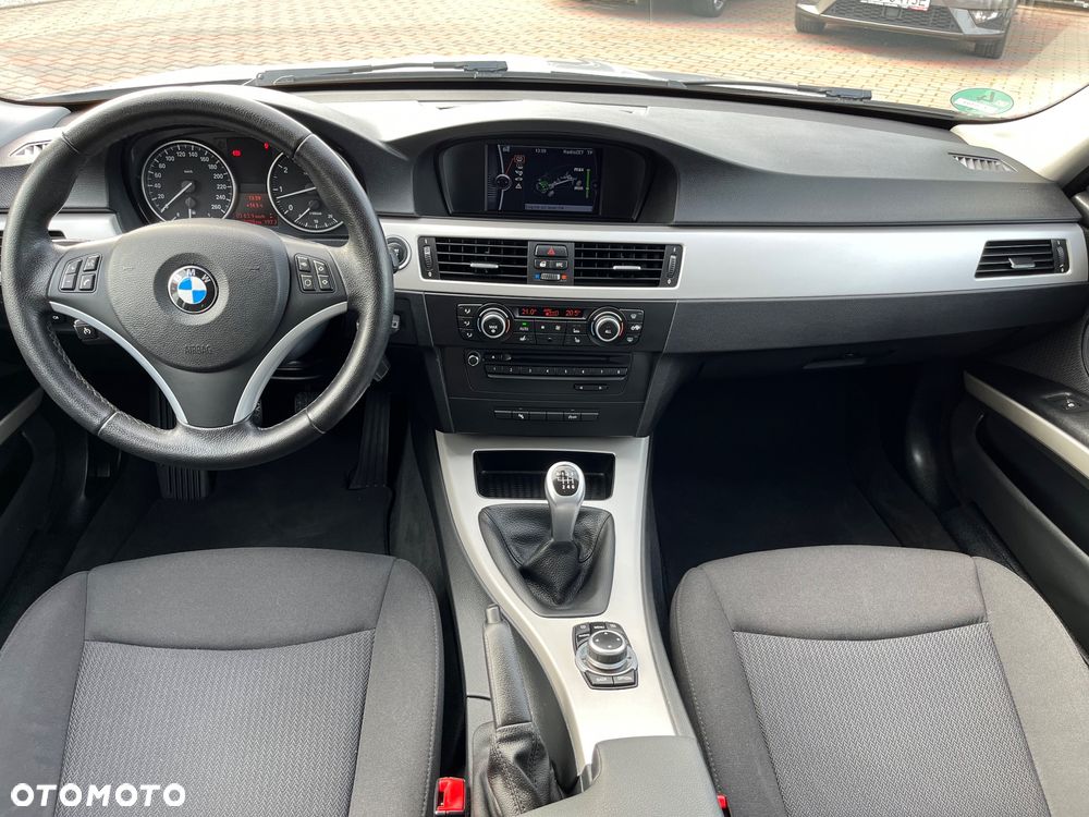 BMW Seria 3 318i Touring - 6