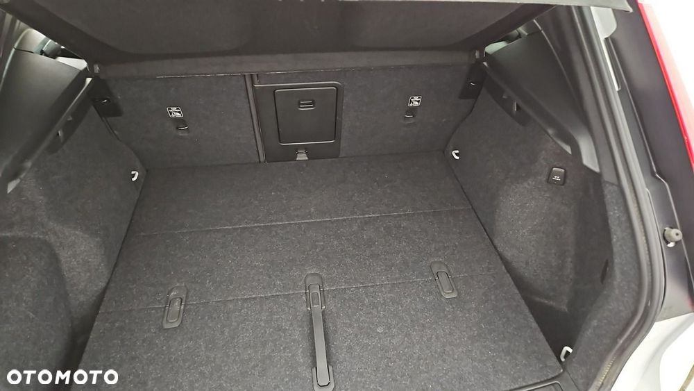 Volvo XC 40 B4 Plus Dark - 24