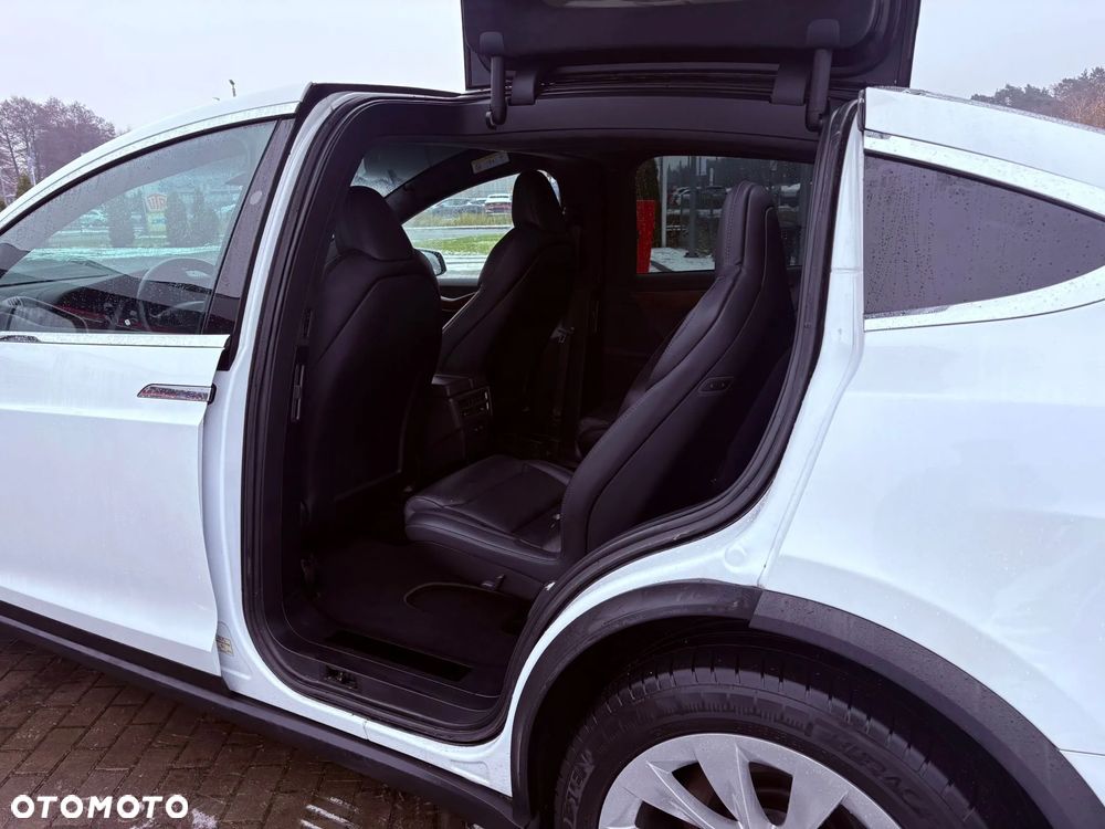 Tesla Model X - 20