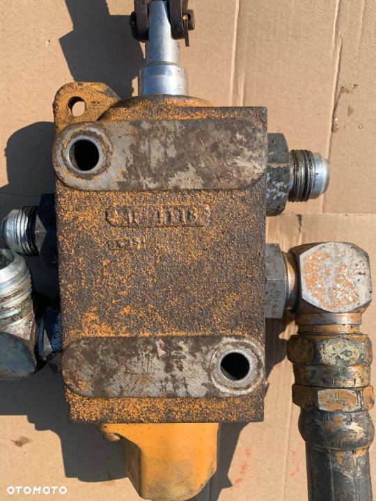 M0559108522 Zawór rozdzielacz 1069184 CASE 580 G - 6