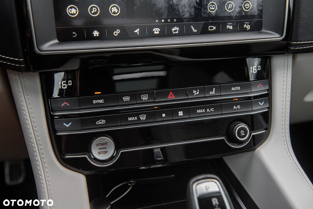 Jaguar F-Pace 5.0 V8 P550 AWD SVR - 29