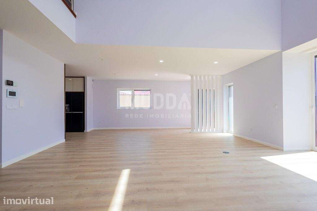 Moradia T4 com Design Contemporâneo e Acabamentos Premium - Grande imagem: 3/31