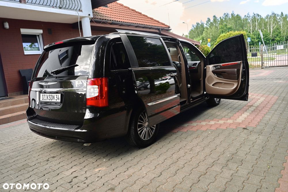 Chrysler Town & Country 3.6 Limited - 23