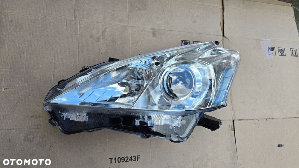 Toyota Prius Plus  12-16 Lampa Przód Przednia Lewa Oryginał - 7