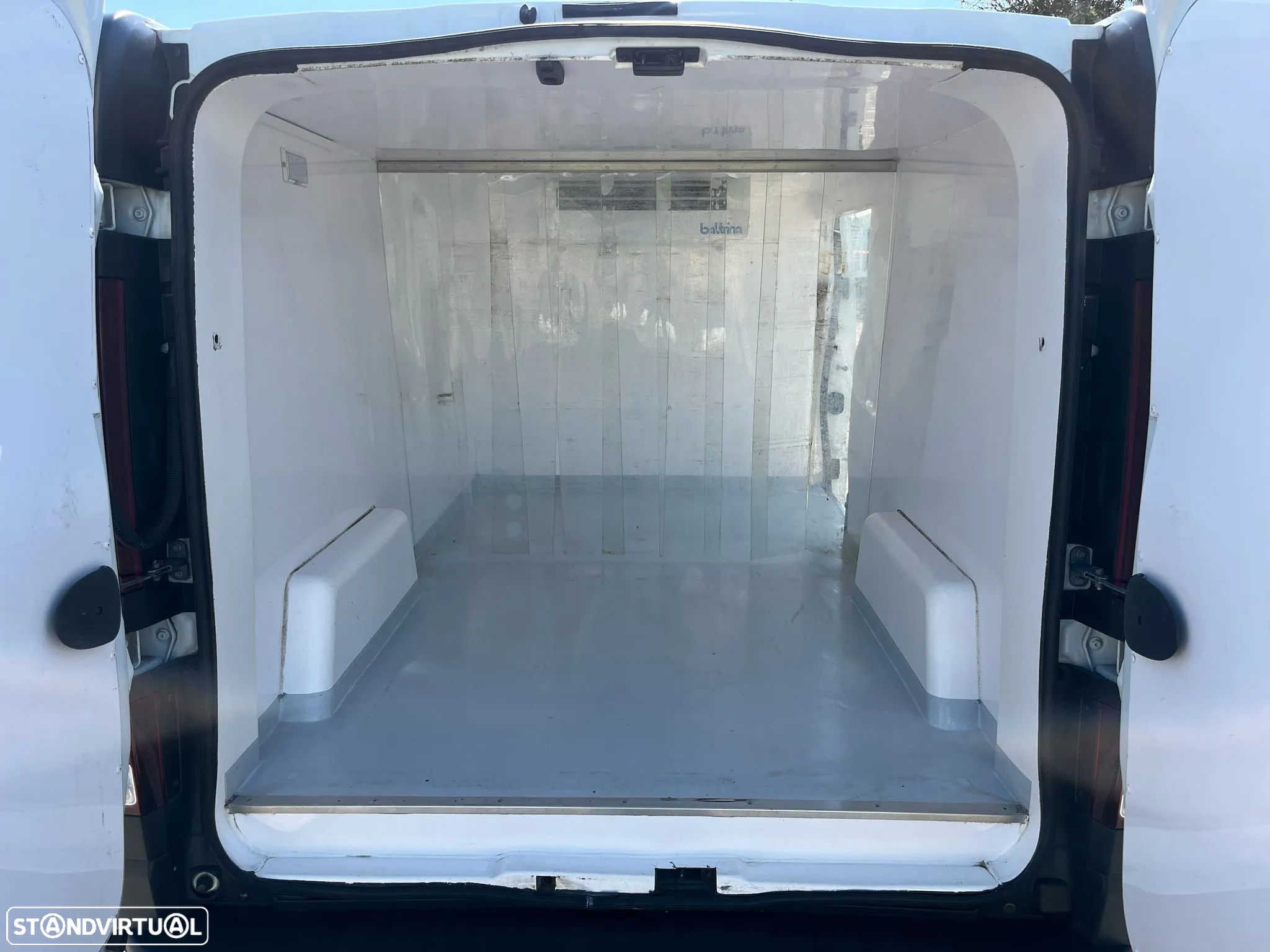 Renault TRAFIC 2.0 dCI 120cv - IVA DEDUTÍVEL - SISTEMA FRIO BALTRINA - 11
