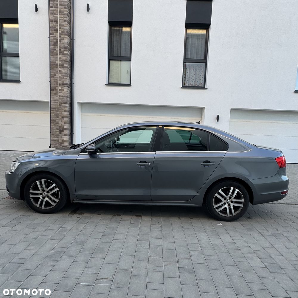 Volkswagen Jetta - 4
