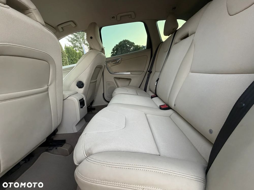 Volvo XC 60 D4 Momentum - 23