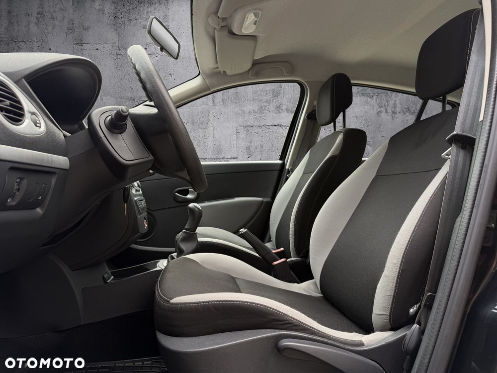 Renault Clio 1.2 16V 75 Expression - 11