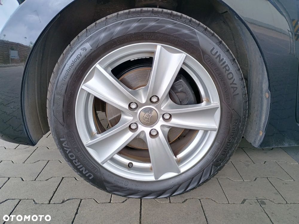 Hyundai Elantra 1.6 Comfort - 12