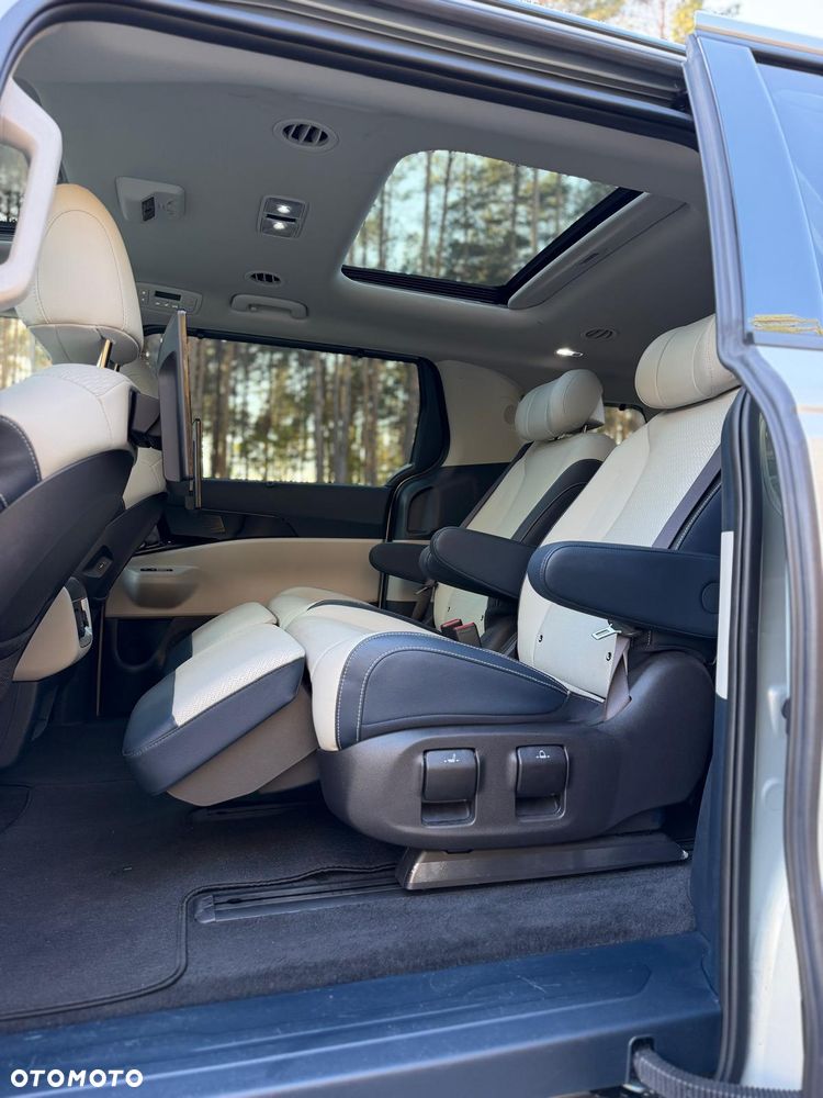 Kia Carnival - 28