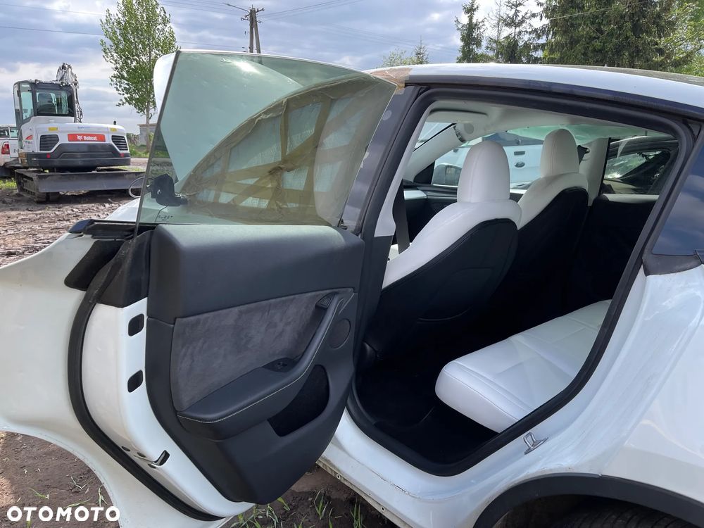 Tesla Model Y Long Range Dual Motor AWD - 22