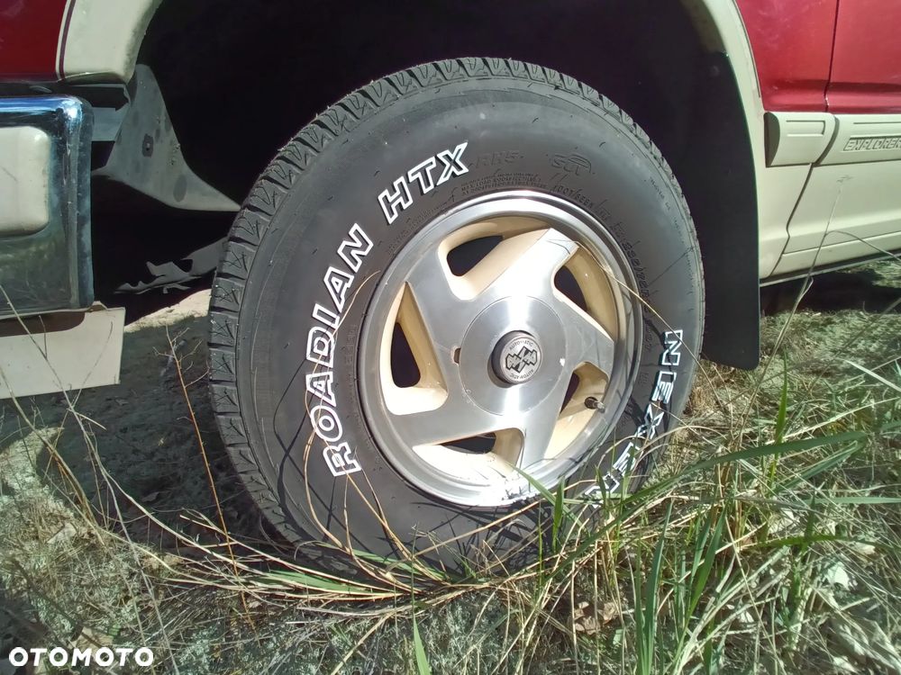 Ford Explorer Standard - 4