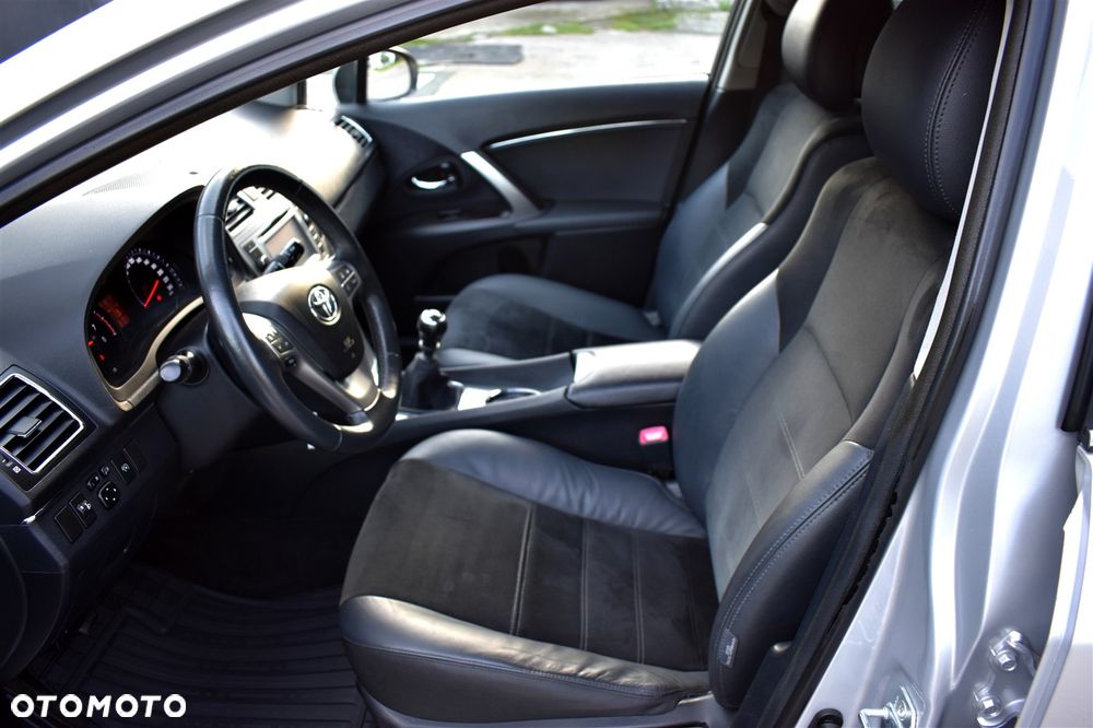 Toyota Avensis 1.8 Sol NAVI - 17