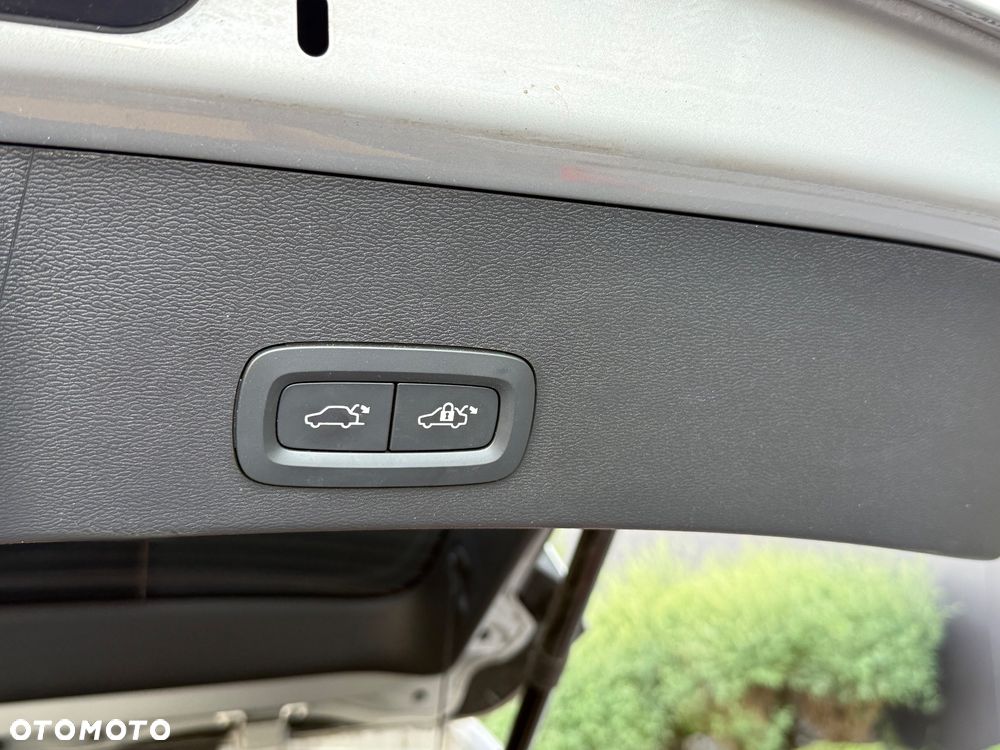 Volvo XC 40 B3 Plus Dark - 18