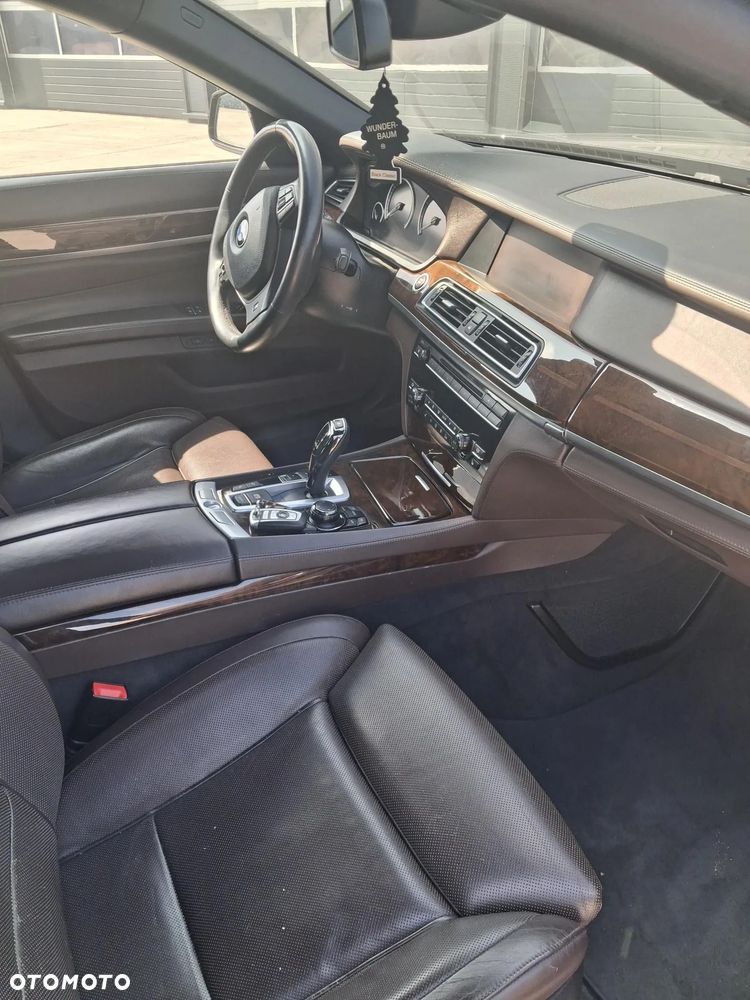 BMW Seria 7 760i - 8