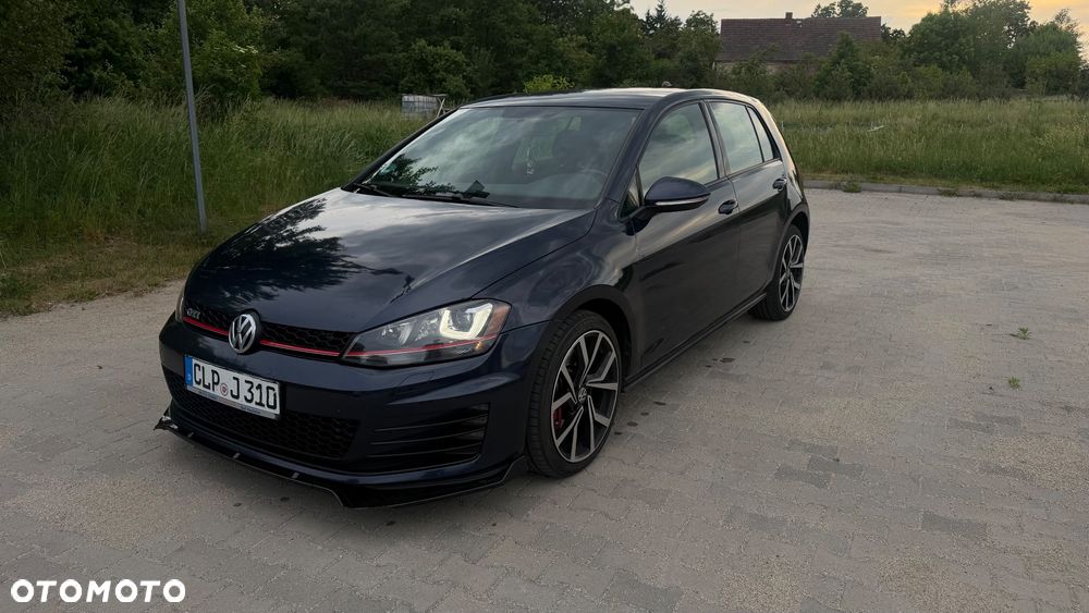 Volkswagen Golf - 1