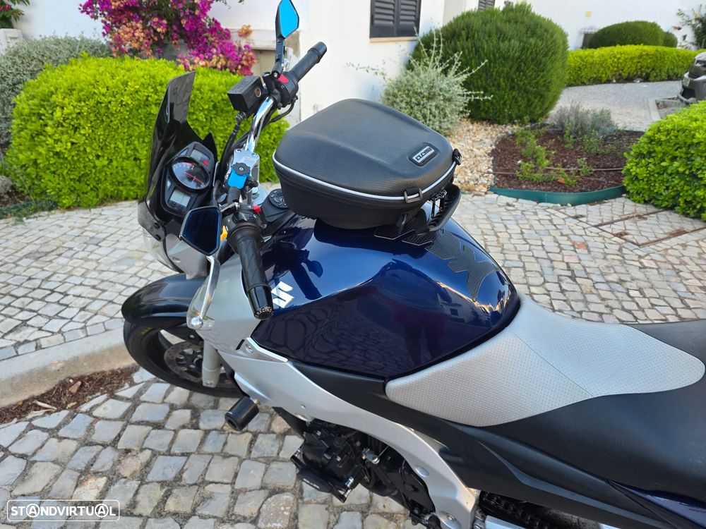 Suzuki GSR - 8