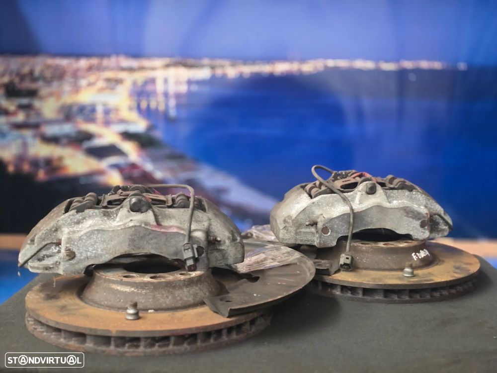 Conjunto Travões Frente ORIGINAL Brembo Audi Q7 4L 2006+ (Pinças + Discos + Proteções + Parafusos)