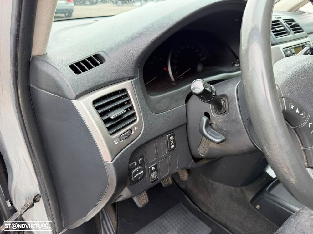 Toyota Avensis Verso 2.0 D-4D - 30
