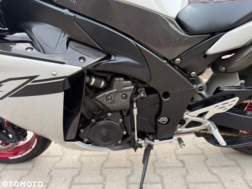 Yamaha R1 - 25